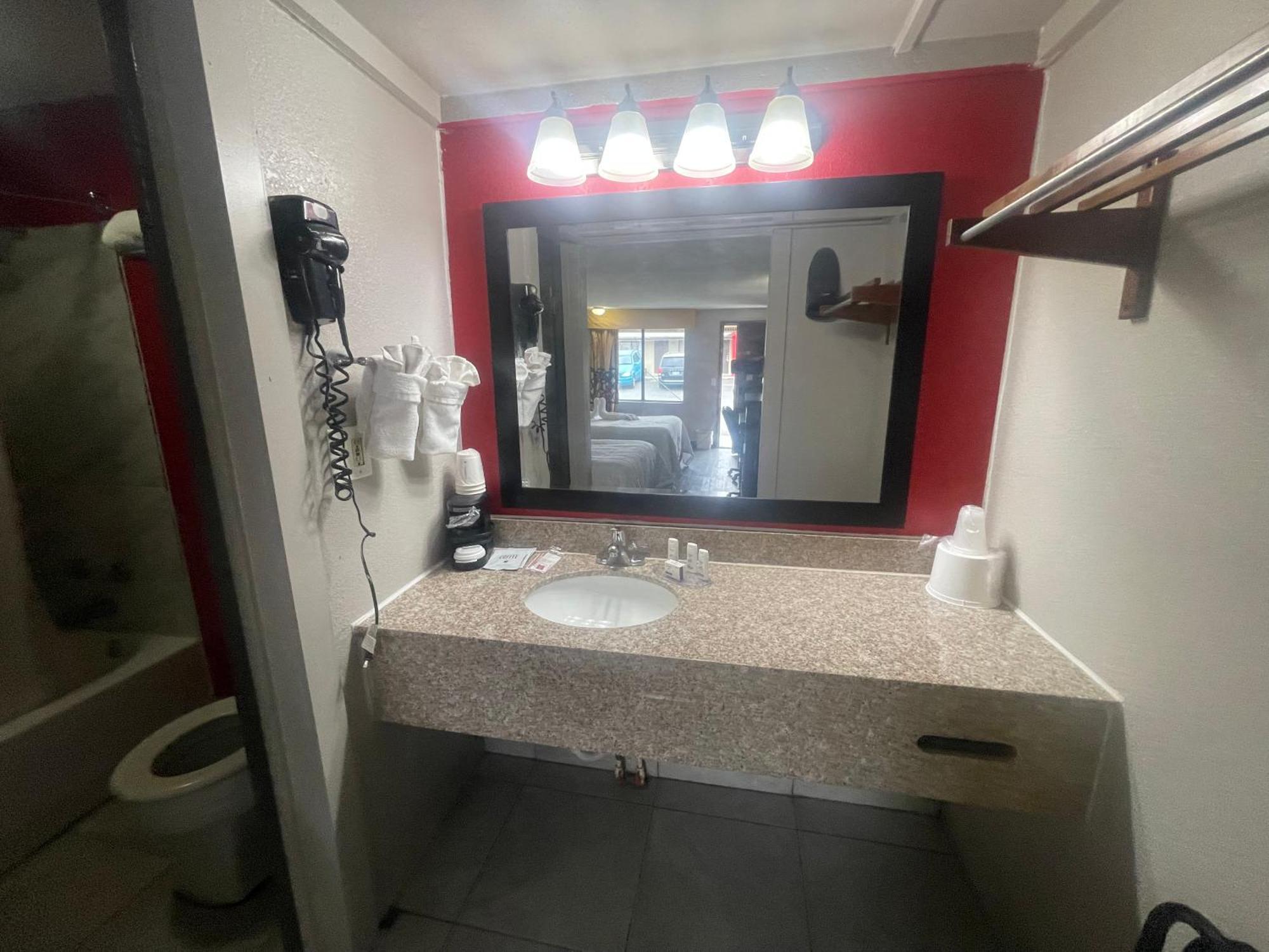 Hotel Super 8 By Wyndham Monroe 3*