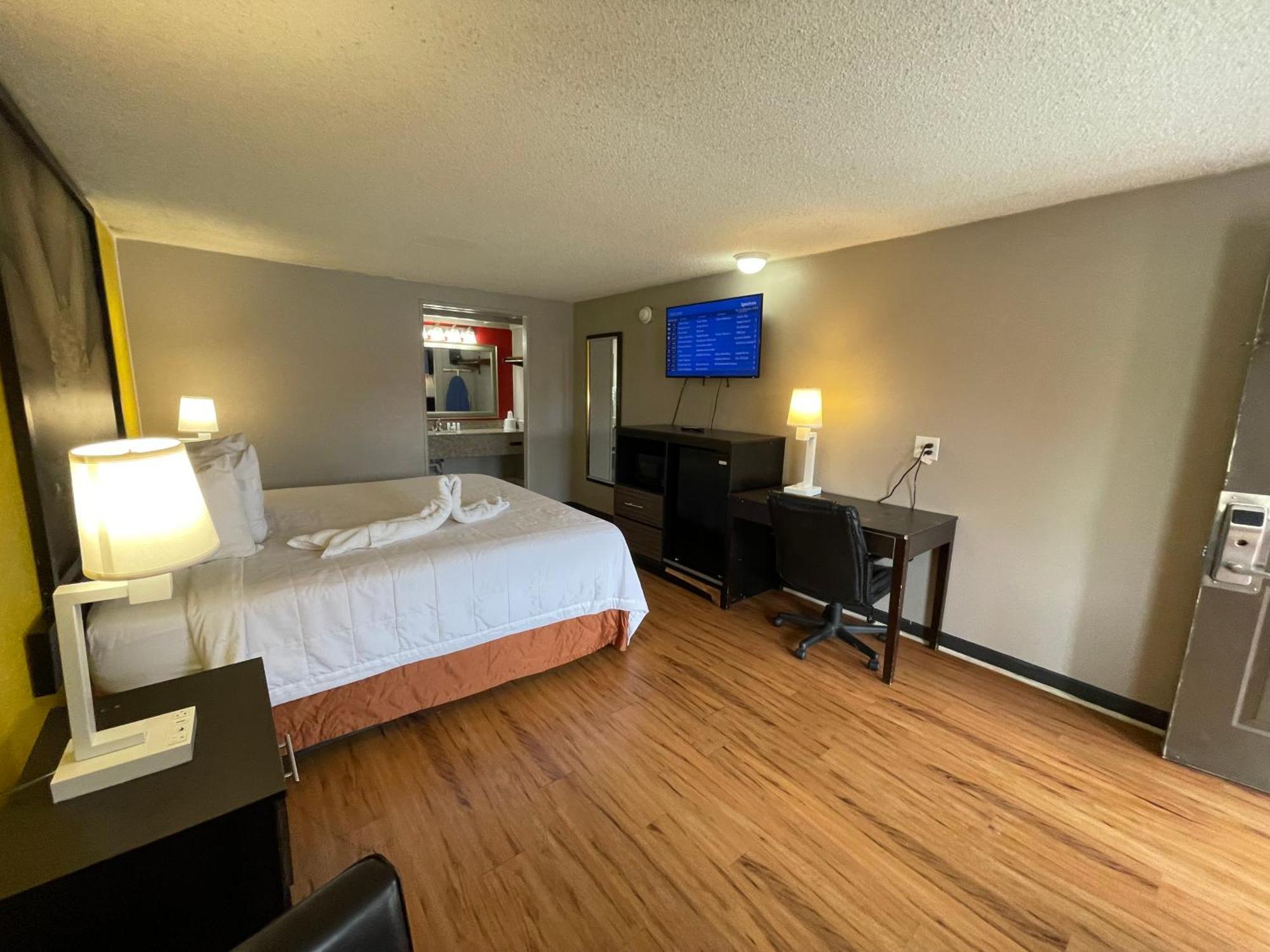 Super 8 By Wyndham Monroe Hotel 3*
