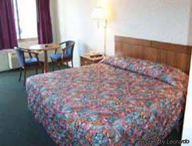 Super 8 By Wyndham Monroe Hotel