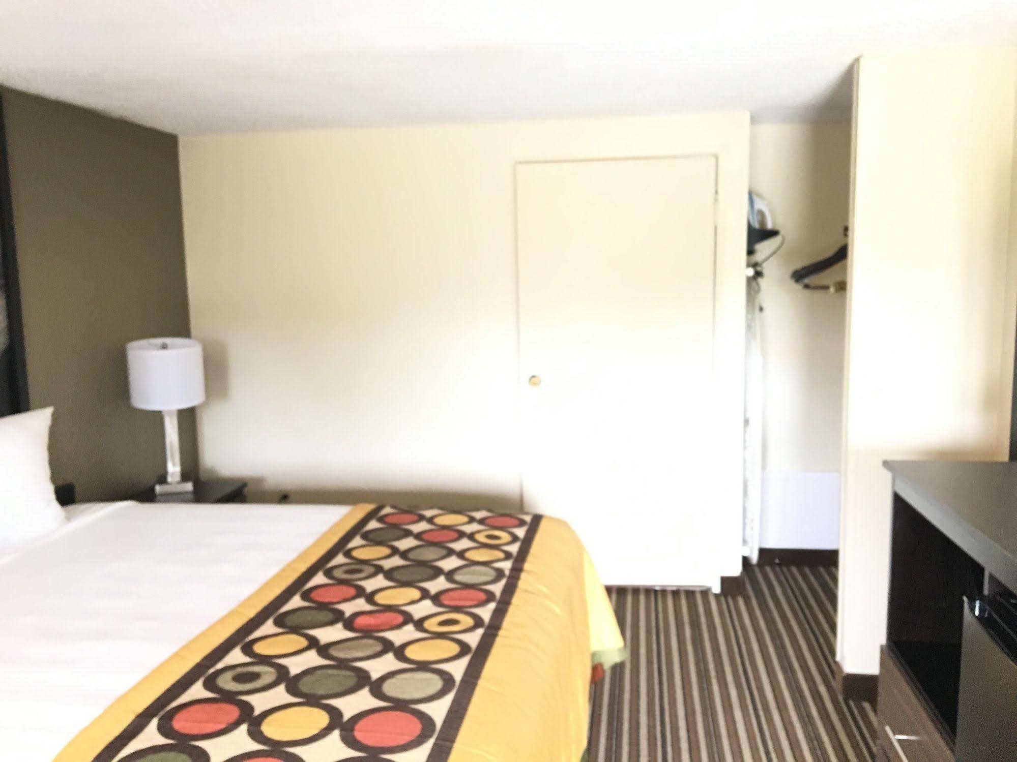 Super 8 By Wyndham Monroe Monroe