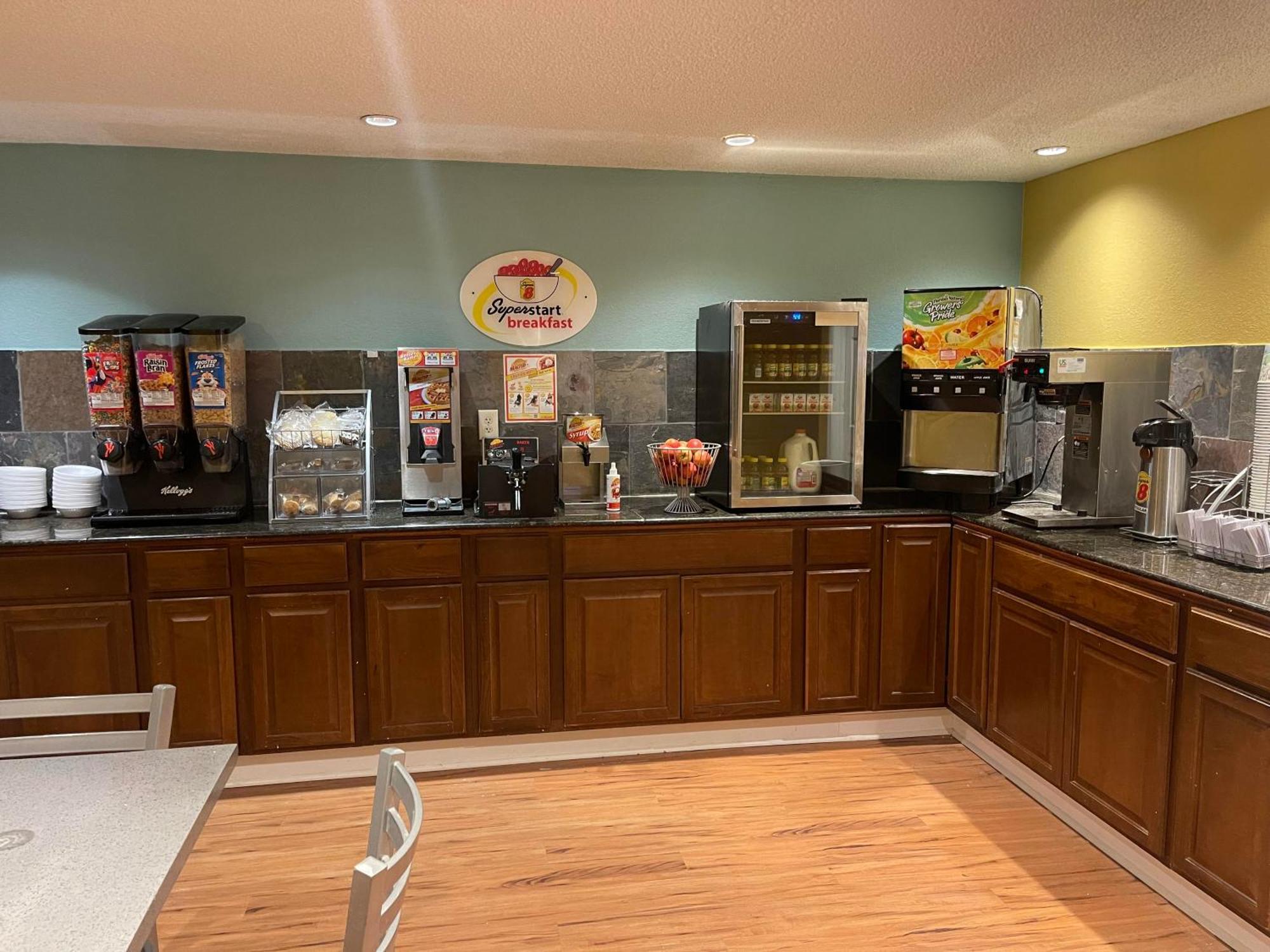 Hotel Super 8 By Wyndham Monroe