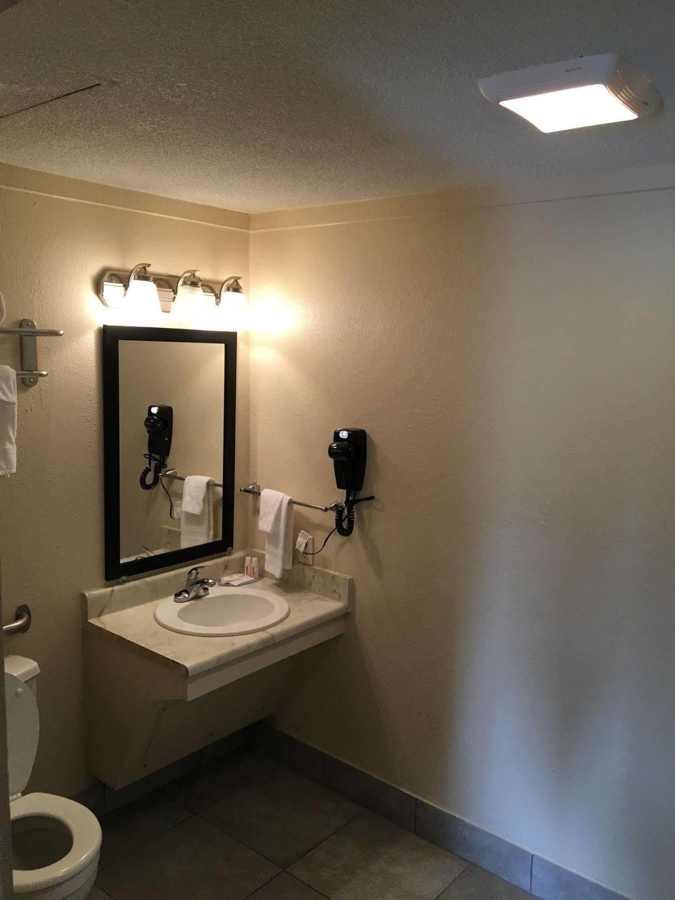 Super 8 By Wyndham Monroe